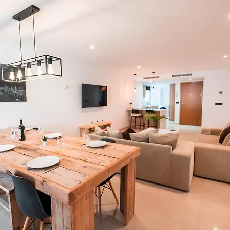 Luxurious In Near Apartment *