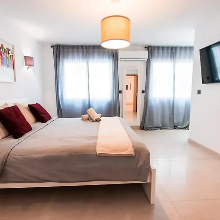 Luxurious In Near Apartment