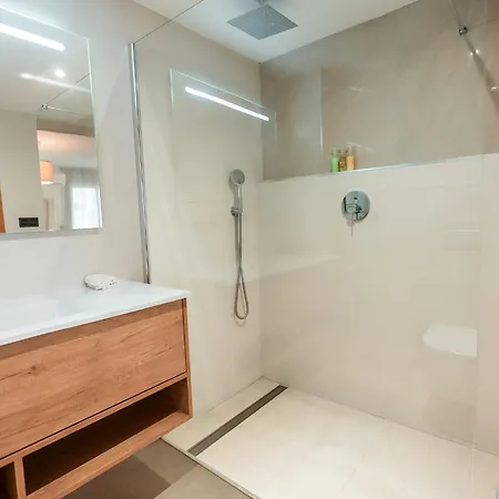 Luxurious In Near Apartment *